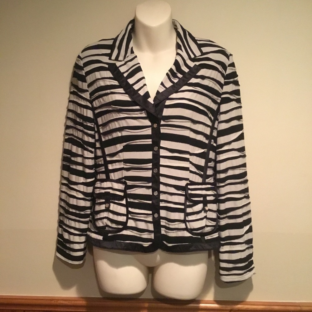 Gerry Weber women’s jacket/ Blazer SZ 8 Zebra Snap buttons excellent condition